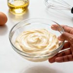 « Je ne rate plus ma mayonnaise : l&rsquo;astuce de l&rsquo;œuf entier et du mixeur plongeant en 10 secondes »
