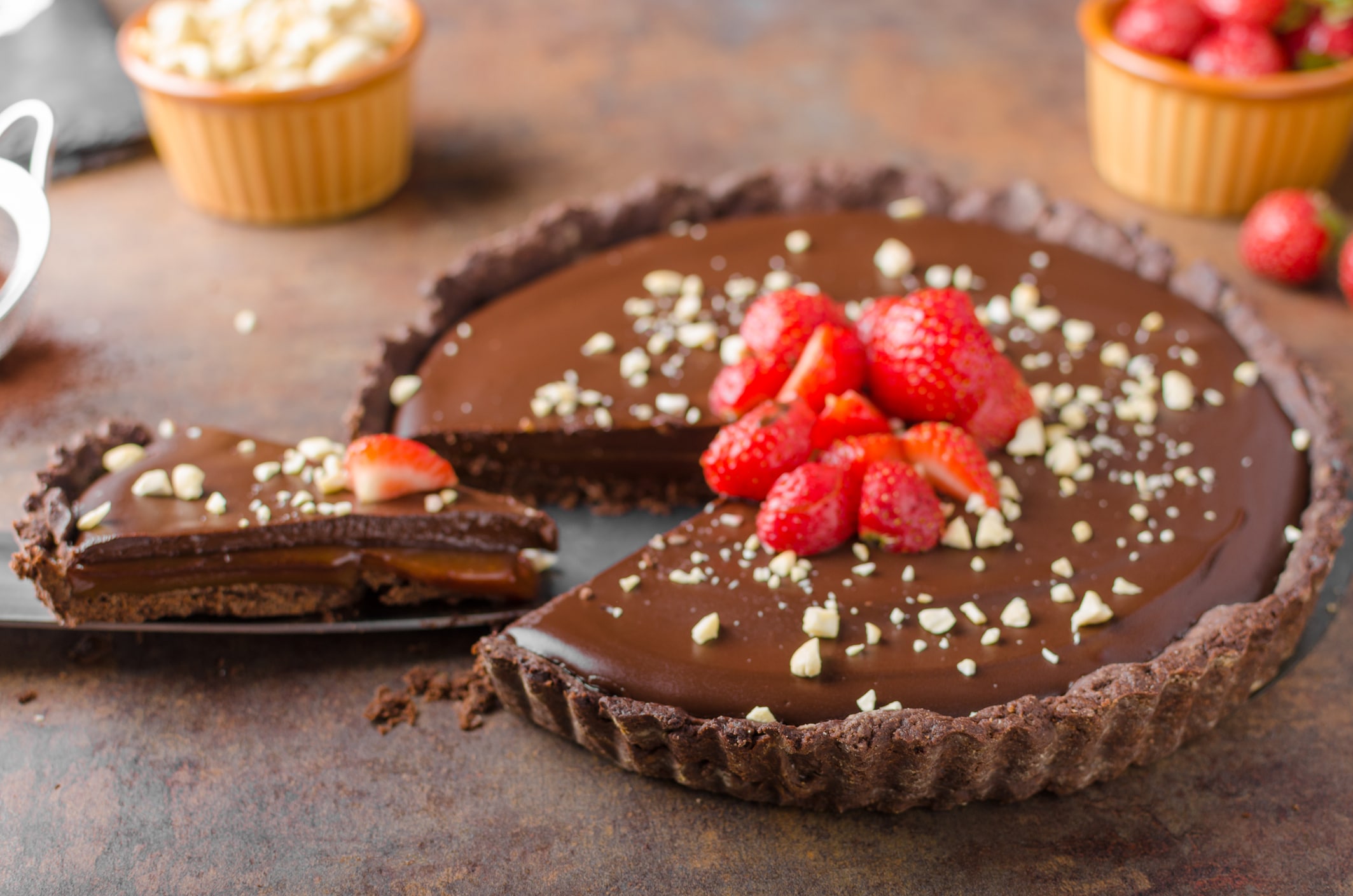 Les étapes de préparation : l'art de cacher le caramel sous une ganache soyeuse